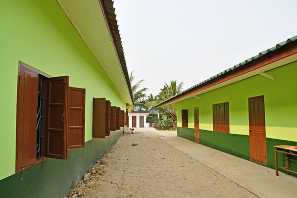 ラオスの小学校と幼稚園きれいに整備されました