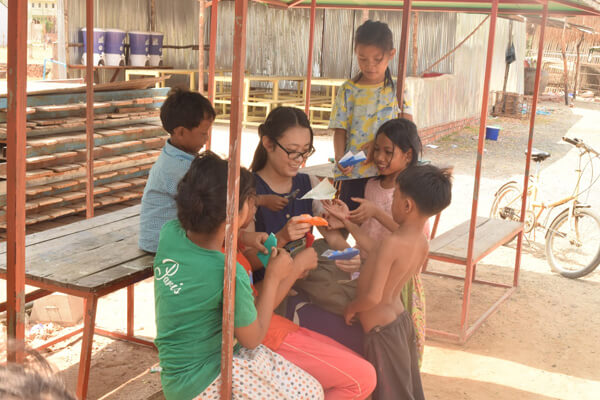 カンボジア孤児院の子ども達と一緒に語学の勉強