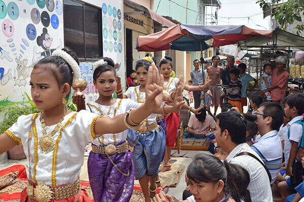 カンボジアの子ども達の踊り