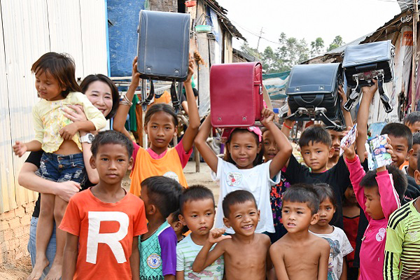 カンボジアの子ども達にランドセルを届ける