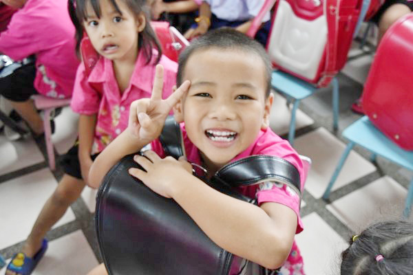 タイの子ども達へランドセルを寄付する
