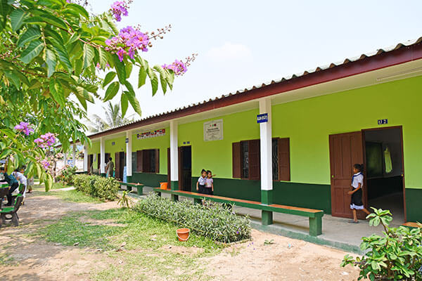 ラオスの学校の壁の色
