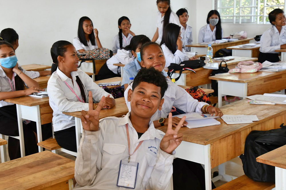カンボジア現地の子ども達が通う中学校を訪問します。